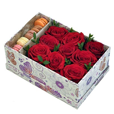 Розы с макарунами в коробке