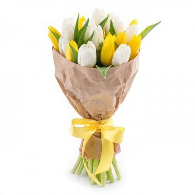 Букет белых и желтых тюльпанов в упаковке