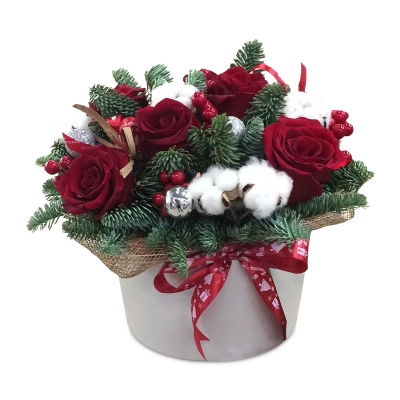 Зимний букет в шляпной коробке — Цветы SFlower – доставка цветочных букетов в Хабаровске. У нас цветы можно купить или заказать с доставкой круглосуточно — 