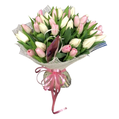 Букет из розовых и белых тюльпанов в упаковке — Цветы SFlower – доставка цветочных букетов в Хабаровске. У нас цветы можно купить или заказать с доставкой круглосуточно — 