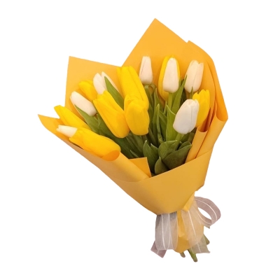 Букет белых и желтых тюльпанов в упаковке