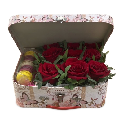 Розы с макарунами в коробке — Цветы SFlower – доставка цветочных букетов в Хабаровске. У нас цветы можно купить или заказать с доставкой круглосуточно — 