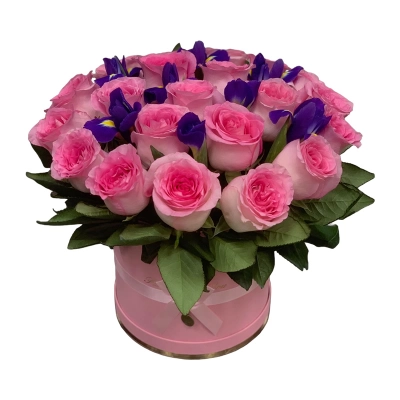 Ирисы и розы в шляпной коробке — Цветы SFlower – доставка цветочных букетов в Хабаровске. У нас цветы можно купить или заказать с доставкой круглосуточно — 